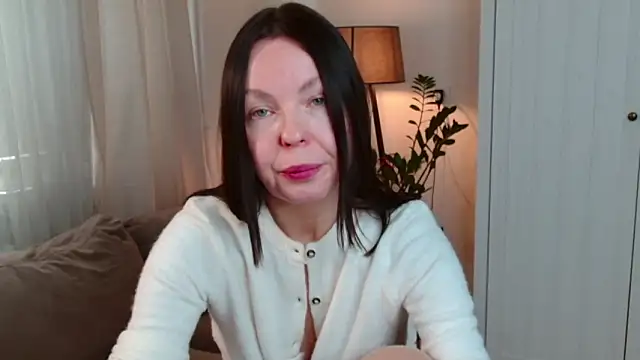 LittleNicolee online show from February 2026 12:31:01 PM