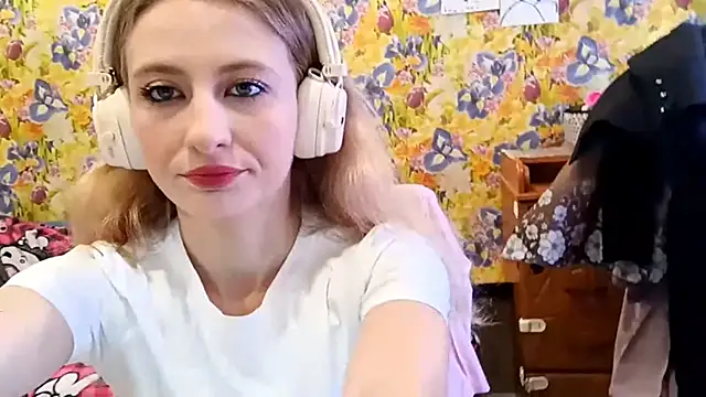 Snapshot of AmeliLia chatting on October 2025 07:53:01 AM AmeliLia online show from October 2025 07:53:01 AM