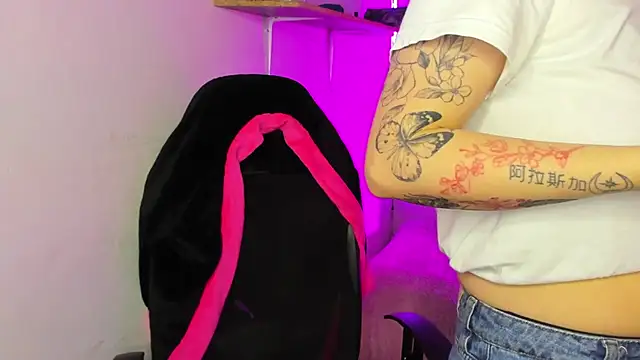 Snapshot of Emily_Lindey chatting on December 2025 11:26:02 AM Emily Lindey online show from December 2025 11:26:02 AM