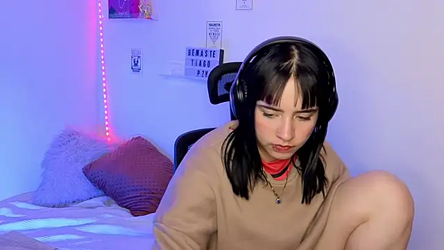 Emily Lindey online show from March 2026 08:26:33 AM