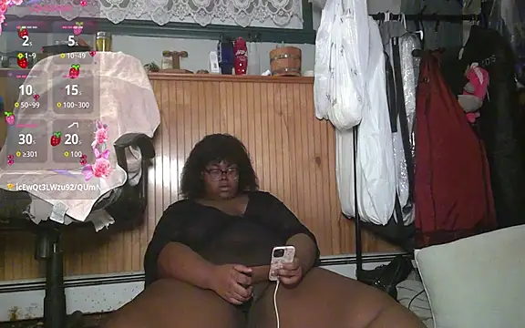 Snapshot of TheChubbySiren chatting on November 2025 01:40:01 AM TheChubbySiren online show from November 2025 01:40:01 AM