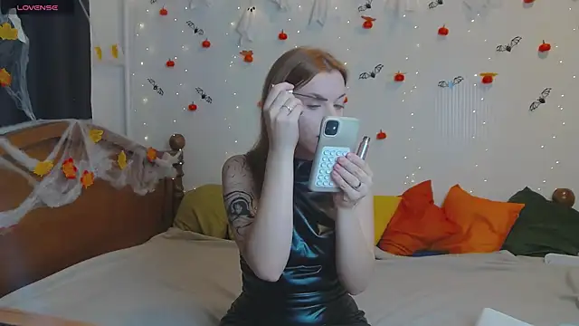 Snapshot of MeganNewCat chatting on October 2025 09:35:02 AM MeganNewCat online show from October 2025 09:35:02 AM