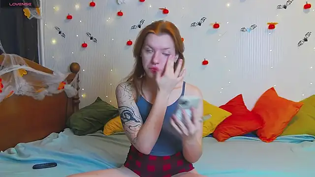 Snapshot of MeganNewCat chatting on November 2025 09:44:02 AM MeganNewCat online show from November 2025 09:44:02 AM