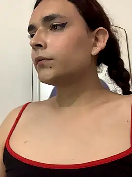 Snapshot of La-Gatiita-trans chatting on December 2025 11:43:01 PM La-Gatiita-trans online show from December 2025 11:43:01 PM