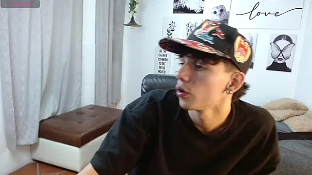 Snapshot of AmethystShadow17 chatting on November 2025 04:05:01 PM AmethystShadow17 online show from November 2025 04:05:01 PM