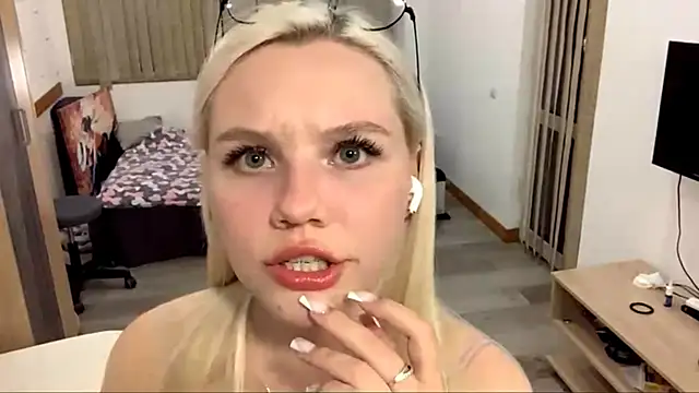 Snapshot of LupeLewitt chatting on October 2025 05:35:01 PM LupeLewitt online show from October 2025 05:35:01 PM