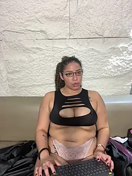 Snapshot of Yvonny27 chatting on November 2025 01:02:01 PM Yvonny27 online show from November 2025 01:02:01 PM