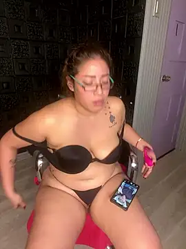 Snapshot of Yvonny27 chatting on November 2025 10:34:02 PM Yvonny27 online show from November 2025 10:34:02 PM