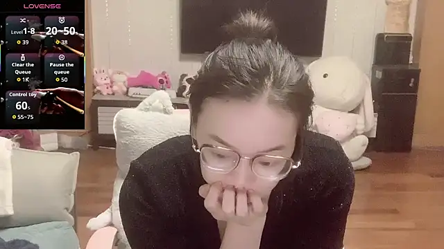 Snapshot of Mimi-777 chatting on November 2025 09:33:02 AM Mimi-777 online show from November 2025 09:33:02 AM