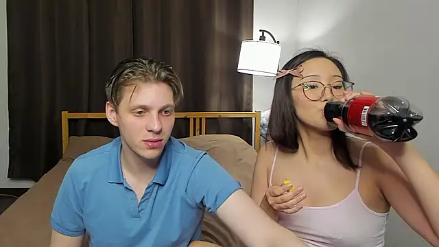 Snapshot of Blossomandbee chatting on March 2026 06:45:02 PM Blossomandbee online show from March 2026 06:45:02 PM