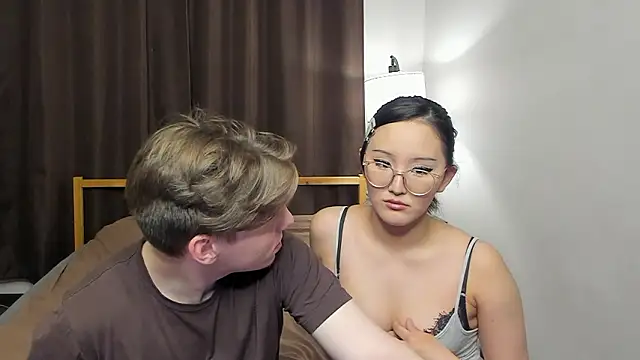 Snapshot of Blossomandbee chatting on March 2026 10:59:01 PM Blossomandbee online show from March 2026 10:59:01 PM