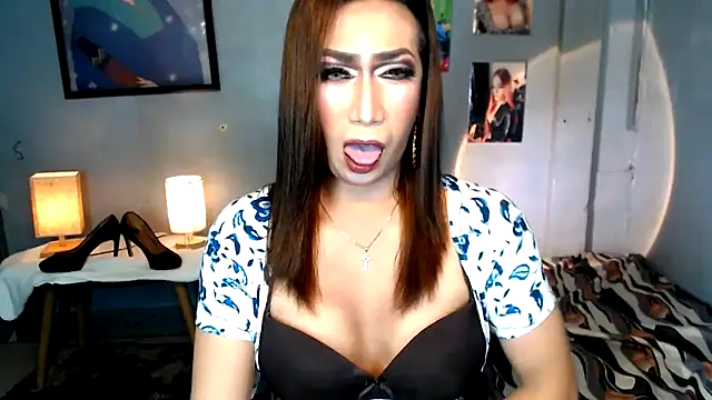 Snapshot of littleredbunny27 chatting on April 2026 07:03:02 PM littleredbunny27 online show from April 2026 07:03:02 PM