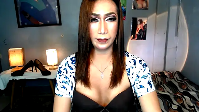 Snapshot of littleredbunny27 chatting on April 2026 12:32:02 PM littleredbunny27 online show from April 2026 12:32:02 PM