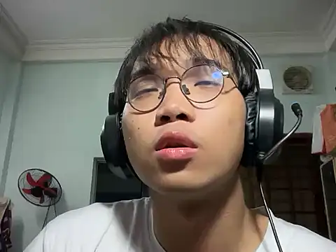 kave2033 online show from November 2025 02:52:02 PM