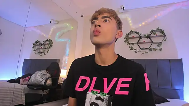 Snapshot of JustinCastiblanco chatting on December 2025 11:26:02 AM JustinCastiblanco online show from December 2025 11:26:02 AM