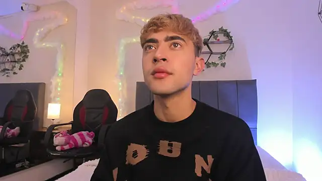 Snapshot of JustinCastiblanco chatting on December 2025 11:19:01 AM JustinCastiblanco online show from December 2025 11:19:01 AM