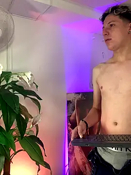 Snapshot of SsexCouplee chatting on November 2025 11:43:01 AM SsexCouplee online show from November 2025 11:43:01 AM