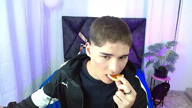 Snapshot of Mattass18 chatting on October 2025 01:34:02 PM Mattass18 online show from October 2025 01:34:02 PM