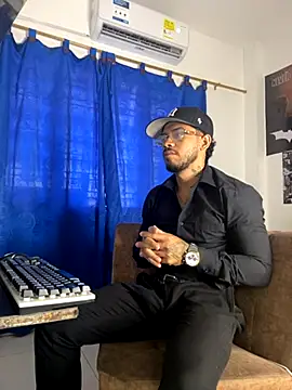 Snapshot of Kylian_Alessandro chatting on October 2025 03:27:01 PM Kylian Alessandro online show from October 2025 03:27:01 PM