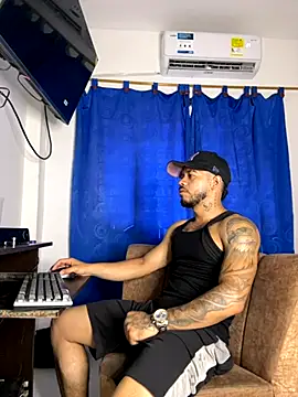 Snapshot of Kylian_Alessandro chatting on November 2025 07:10:01 PM Kylian Alessandro online show from November 2025 07:10:01 PM