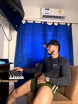 Snapshot of Kylian_Alessandro chatting on November 2025 06:07:01 PM Kylian Alessandro online show from November 2025 06:07:01 PM