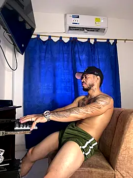 Snapshot of Kylian_Alessandro chatting on November 2025 04:07:02 PM Kylian Alessandro online show from November 2025 04:07:02 PM