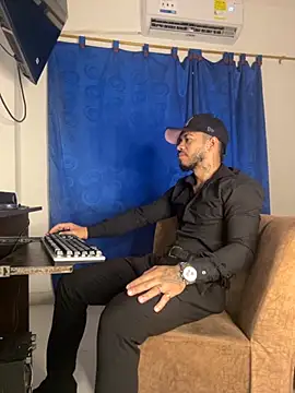 Snapshot of Kylian_Alessandro chatting on November 2025 11:43:02 AM Kylian Alessandro online show from November 2025 11:43:02 AM