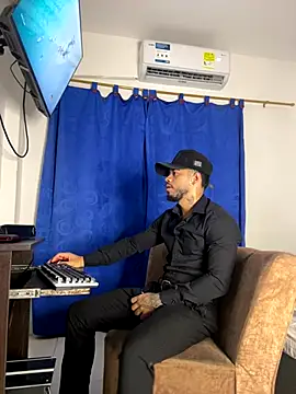 Snapshot of Kylian_Alessandro chatting on December 2025 10:47:01 PM Kylian Alessandro online show from December 2025 10:47:01 PM