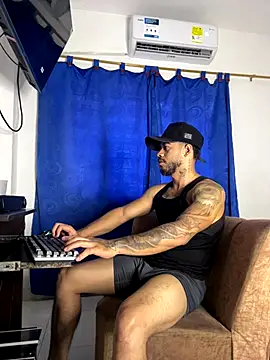 Snapshot of Kylian_Alessandro chatting on December 2025 05:08:02 PM Kylian Alessandro online show from December 2025 05:08:02 PM