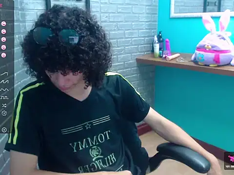 Snapshot of Mike_Miiller_ chatting on December 2025 04:45:02 PM Mike Miiller online show from December 2025 04:45:02 PM