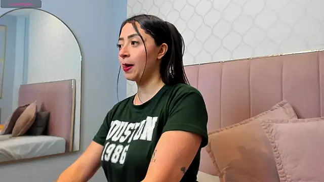 JuliethCruz  online show from May 2026 06:13:02 PM