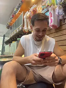 Snapshot of Leonardmoppet chatting on December 2025 11:43:01 PM Leonardmoppet online show from December 2025 11:43:01 PM