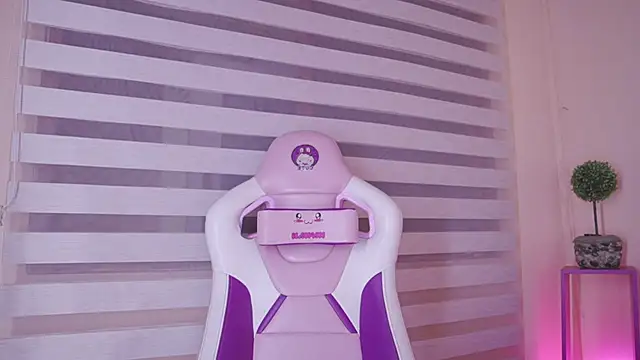 Snapshot of Meggie_ chatting on December 2025 12:18:01 AM Meggie online show from December 2025 12:18:01 AM