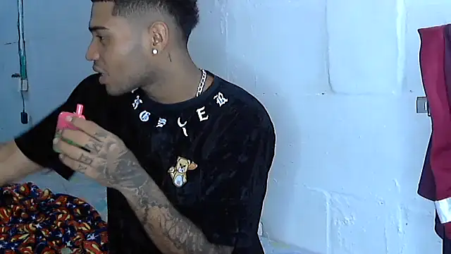 Snapshot of AXionX chatting on February 2026 01:07:02 AM AXionX online show from February 2026 01:07:02 AM