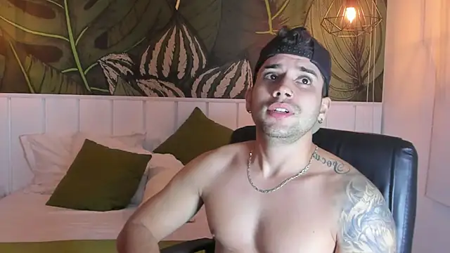 Snapshot of Mike_montoya01 chatting on November 2025 04:33:02 AM Mike montoya01 online show from November 2025 04:33:02 AM