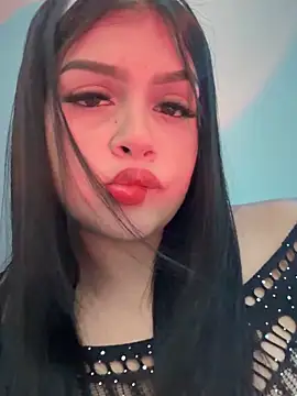 Lucianacuoper online show from November 2025 05:37:02 PM