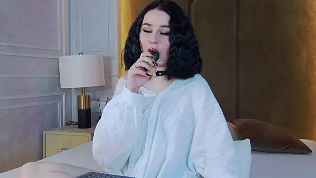 Snapshot of AliceLune chatting on November 2025 02:30:01 PM AliceLune online show from November 2025 02:30:01 PM