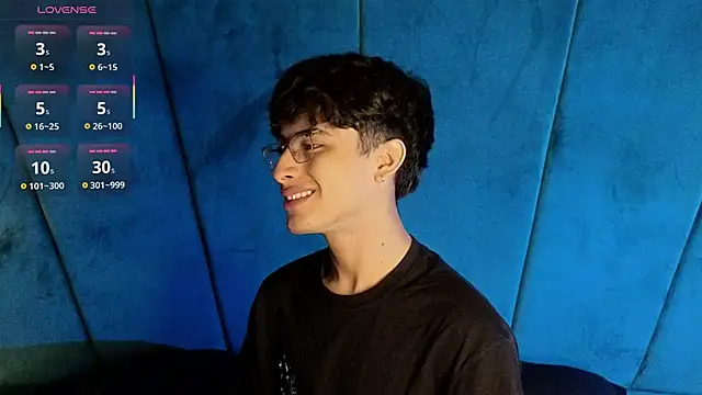 Snapshot of Aaron_Eze chatting on October 2025 10:28:02 PM Aaron Eze online show from October 2025 10:28:02 PM