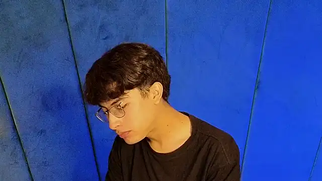 Snapshot of Aaron_Eze chatting on November 2025 10:12:01 PM Aaron Eze online show from November 2025 10:12:01 PM