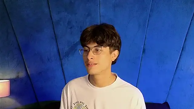 Snapshot of Aaron_Eze chatting on November 2025 10:09:02 PM Aaron Eze online show from November 2025 10:09:02 PM