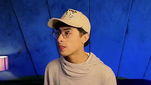 Snapshot of Aaron_Eze chatting on November 2025 10:43:02 PM Aaron Eze online show from November 2025 10:43:02 PM