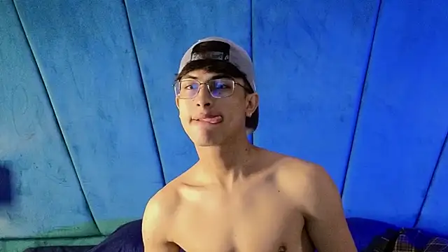 Snapshot of Aaron_Eze chatting on November 2025 09:30:02 PM Aaron Eze online show from November 2025 09:30:02 PM