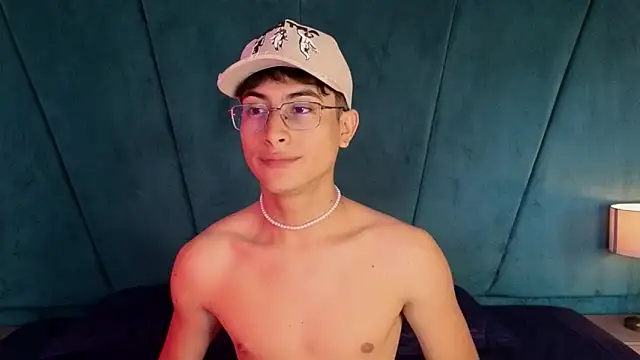 Snapshot of Aaron_Eze chatting on November 2025 08:18:01 PM Aaron Eze online show from November 2025 08:18:01 PM