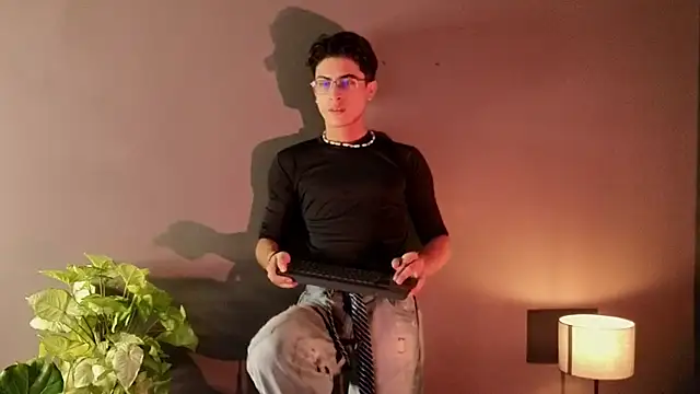 Snapshot of Aaron_Eze chatting on November 2025 01:28:02 AM Aaron Eze online show from November 2025 01:28:02 AM