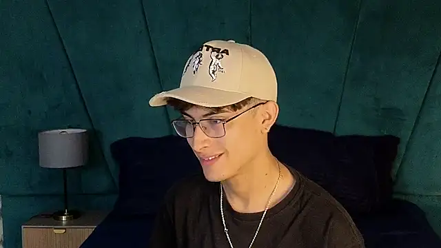 Snapshot of Aaron_Eze chatting on December 2025 09:46:02 PM Aaron Eze online show from December 2025 09:46:02 PM