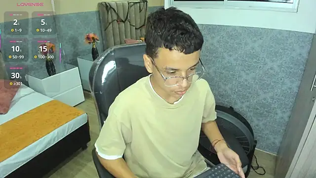 Xavier Fox    online show from October 2025 04:02:02 AM