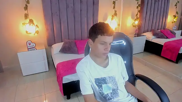 Xavier Fox    online show from November 2025 11:43:01 AM