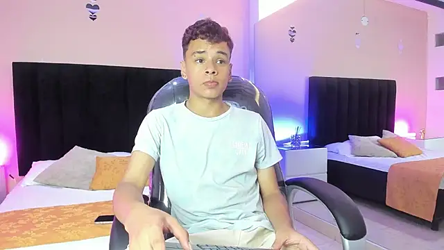 Xavier Fox    online show from March 2026 07:42:01 PM