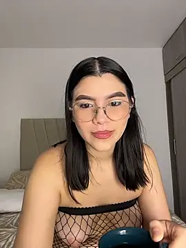 Julietalcl online show from April 2026 09:37:01 AM