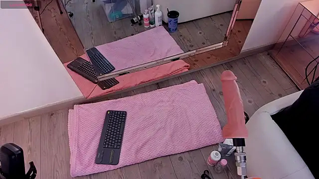 Snapshot of michelle_cutee_ chatting on December 2025 08:36:02 PM michelle cutee online show from December 2025 08:36:02 PM